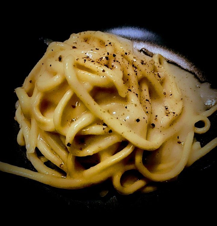 Cacio e pepe vegana: spaghetti mantecati con pepe macinato.