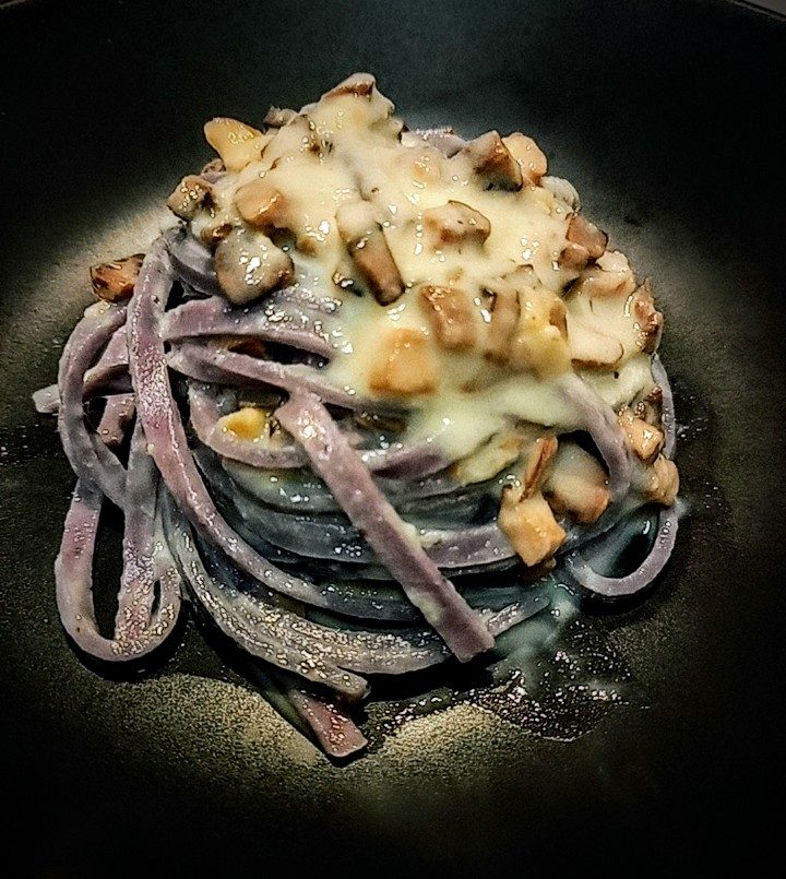 Tagliolini viola con funghi e una fonduta vegetale.